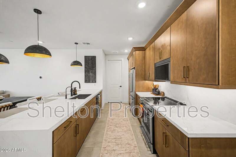 Phoenix Townhome: 2121 W Sonoran Desert Dr, Unit 124