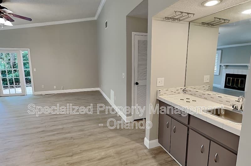 Longwood House: 220 S Fox Chase Pt