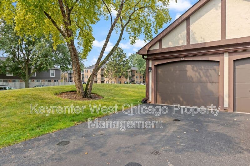 Rolling Meadows House: 2930 Northampton Dr