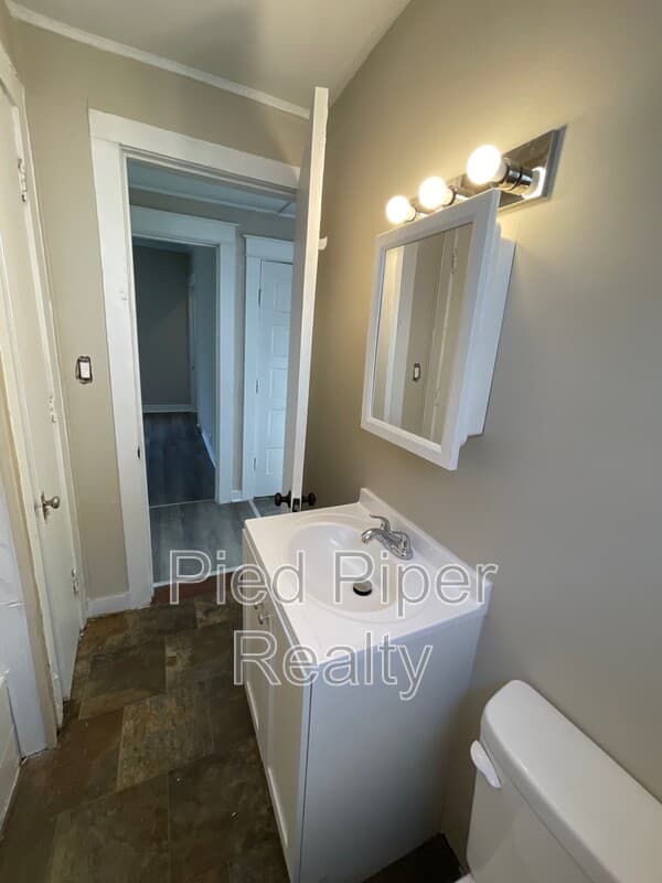 Freeport House: 1254 S Chicago Ave