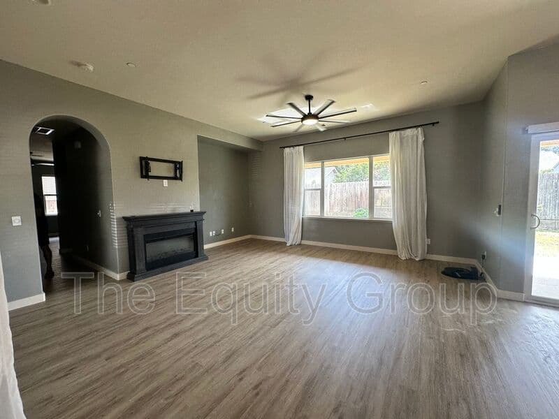 Farmersville House: 421 W. Trinta St
