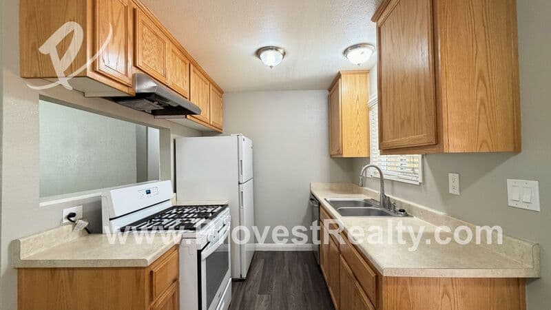 Hesperia House: 16397 Spruce St