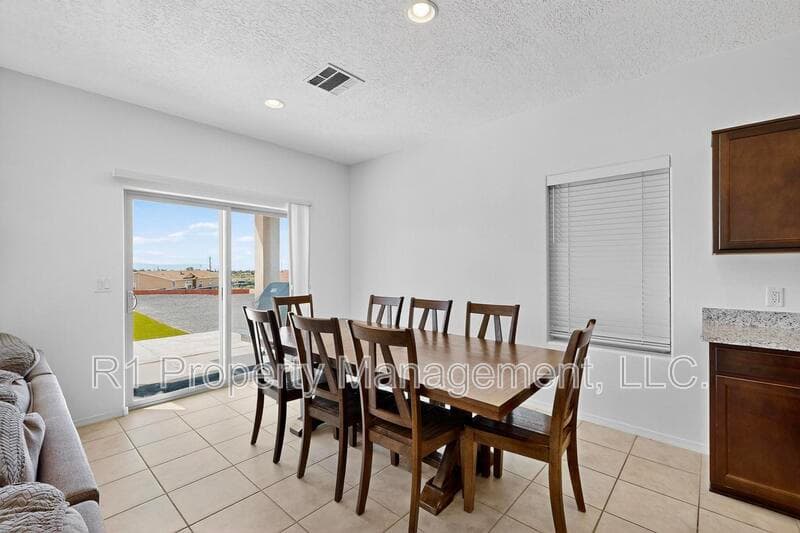 Rio Rancho House: 108 Hue Street