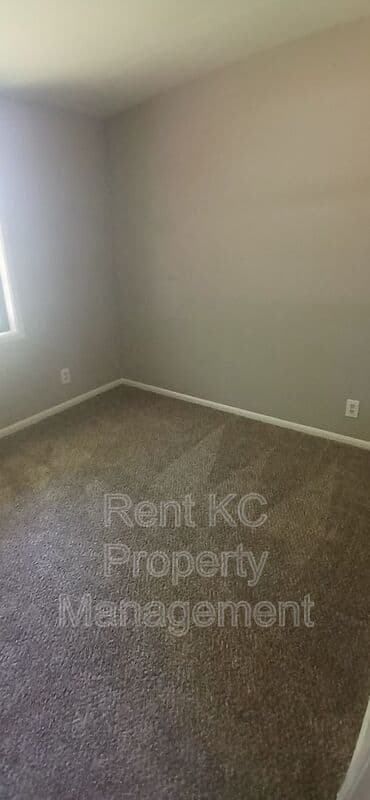 Independence House: 412 N Cochise Dr