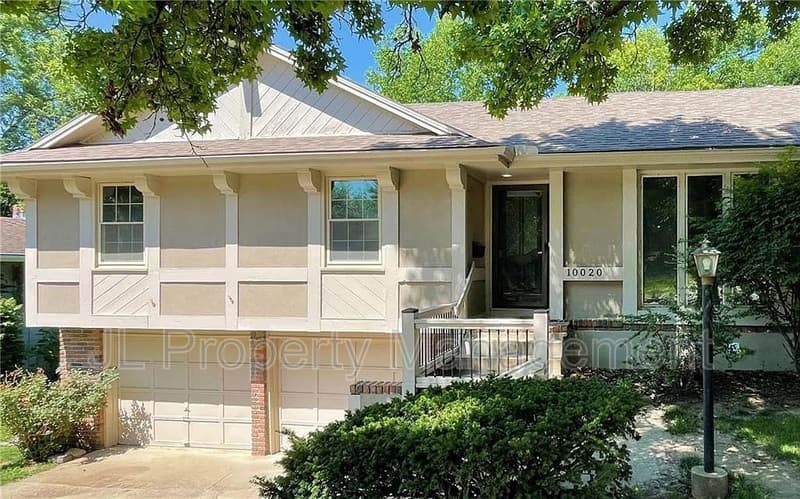 Overland Park House: 10020 Oakridge Drive
