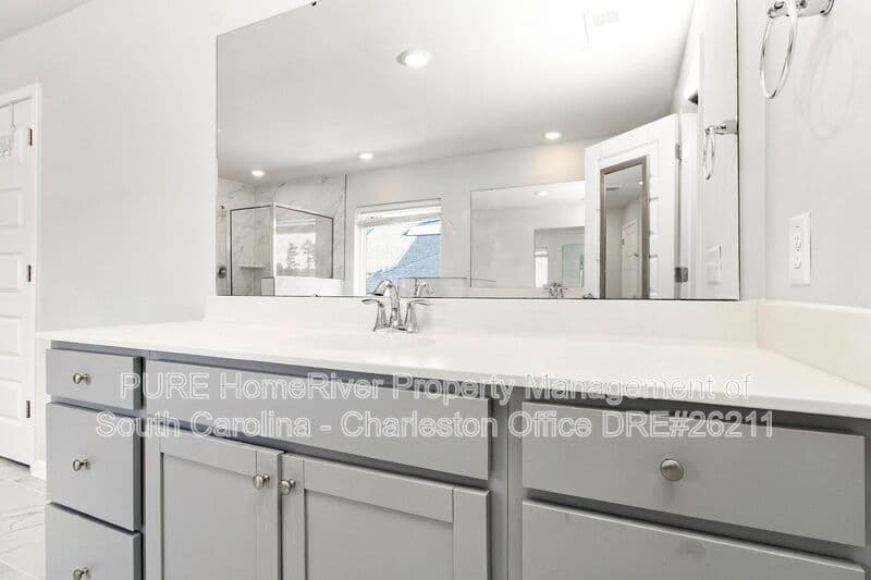 Summerville House: 476 Richfield Way