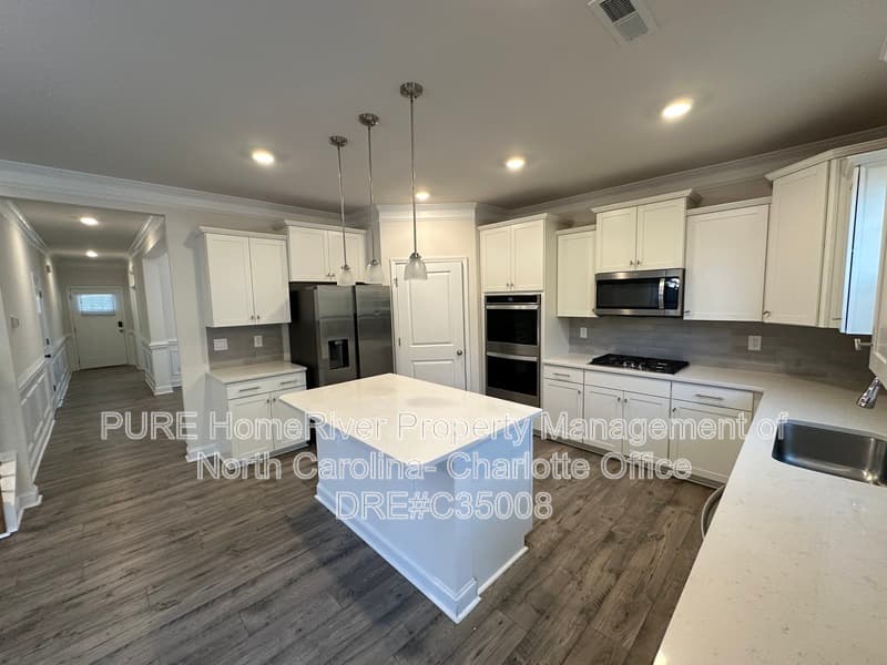 Charlotte House: 6021 Whitechapel Ct