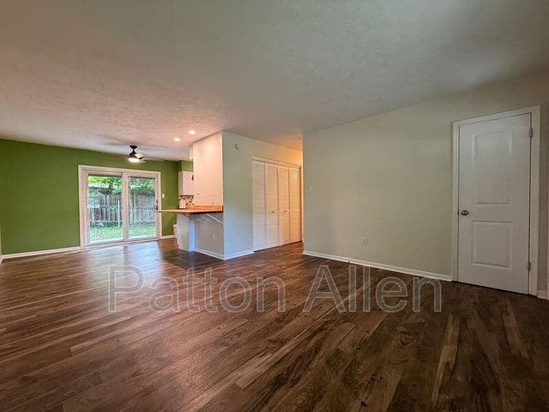 Fairview House: 14 Fox Run Pl