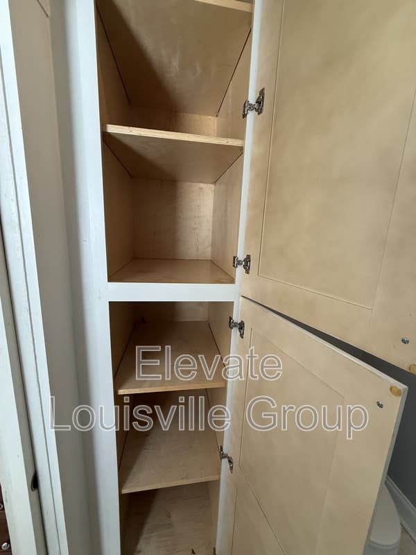 Louisville House: 102 Waverly Court