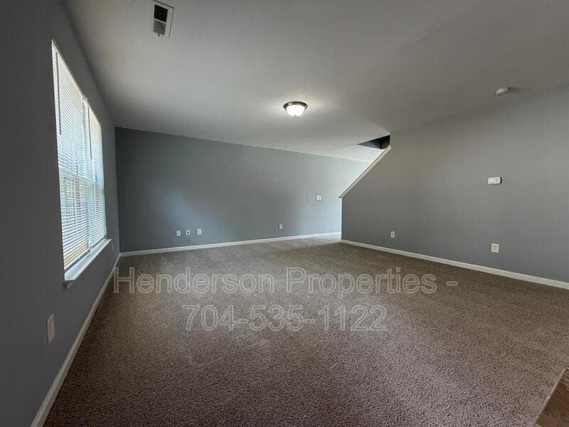 Charlottte House: 9025 Sharpes Cir