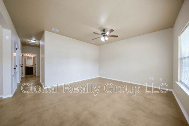 New Braunfels House: 161 S Krueger Ave