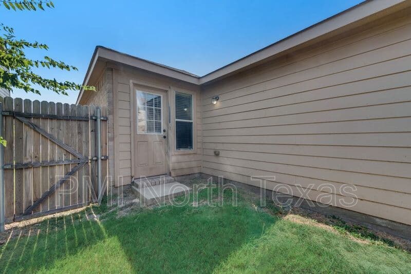 Fort Worth House: 8809 Valley River Drive