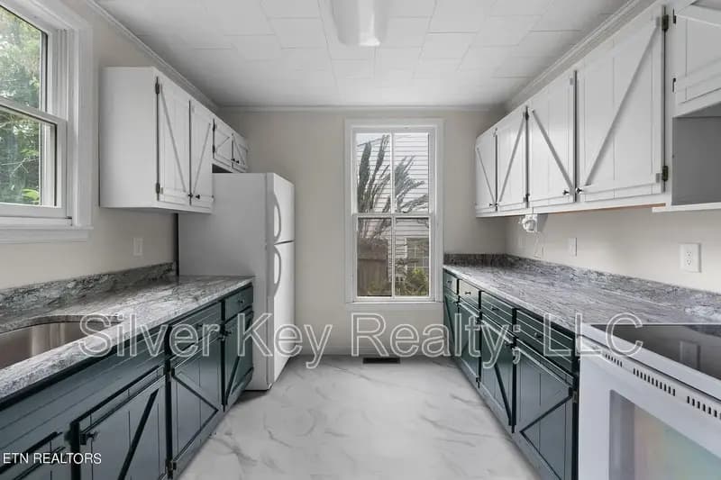 Athens House: 322 Lynn Avenue