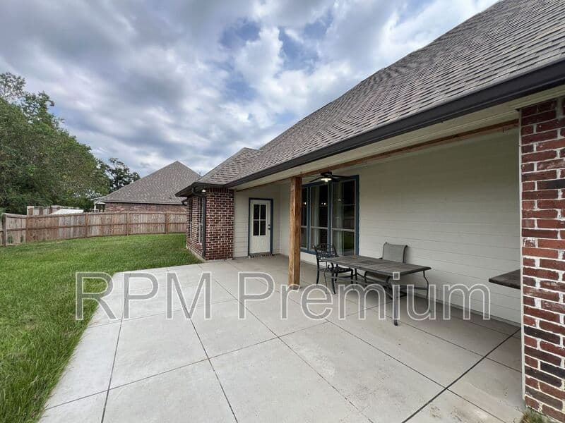 Zachary House: 7335 Oakview Dr.