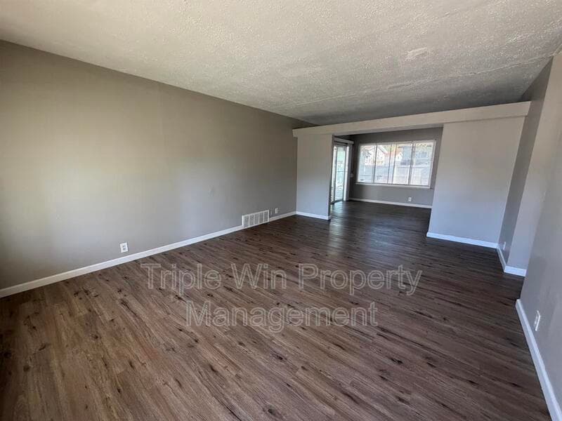 Saint Louis House: 10126 Edgefield Dr