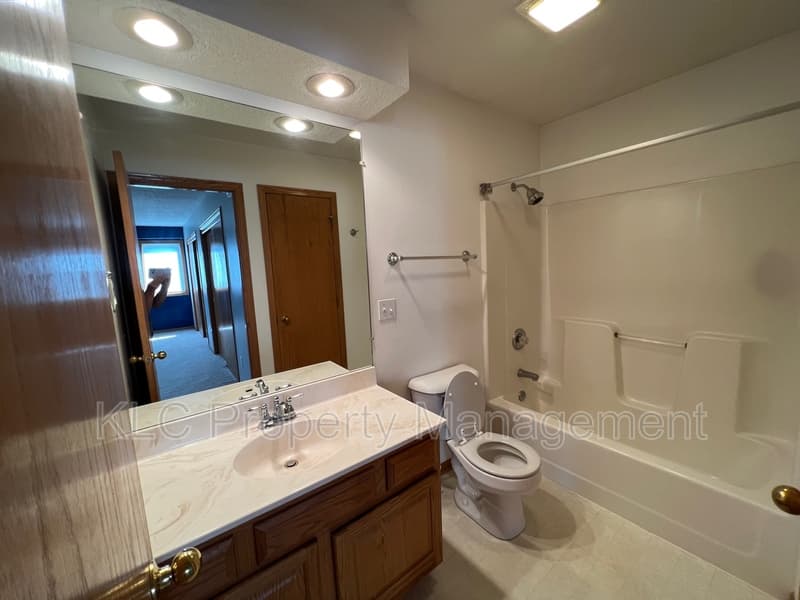 Clive House: 15104 Hawthorn Drive