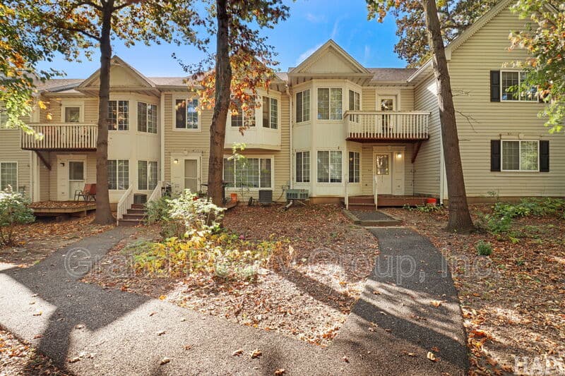 Round Lake House: 277 West Treehouse Ln