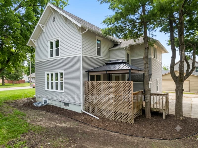 Albert Lea House: 711 Clausen Avenue