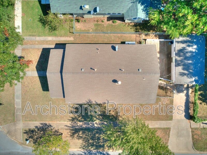 Edmond House: 202 E 3rd St