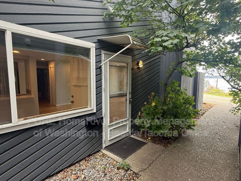 Renton Condo: 3306 Lake Washington Blvd N