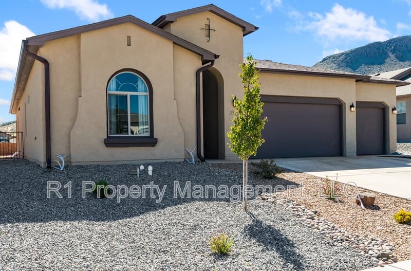 Los Lunas House: 3771 Santa Fe Trail