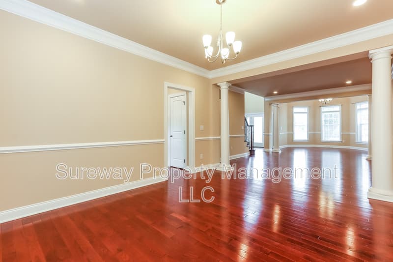 Monroe Township House: 17 Greylynne Drive
