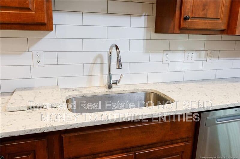 Fayetteville House: 320 Glenburney