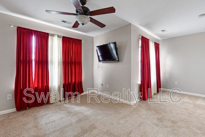 Middletown House: 325 Wilmore Dr