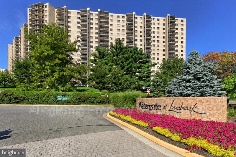 Alexandria House: 205 Yoakum Pkwy