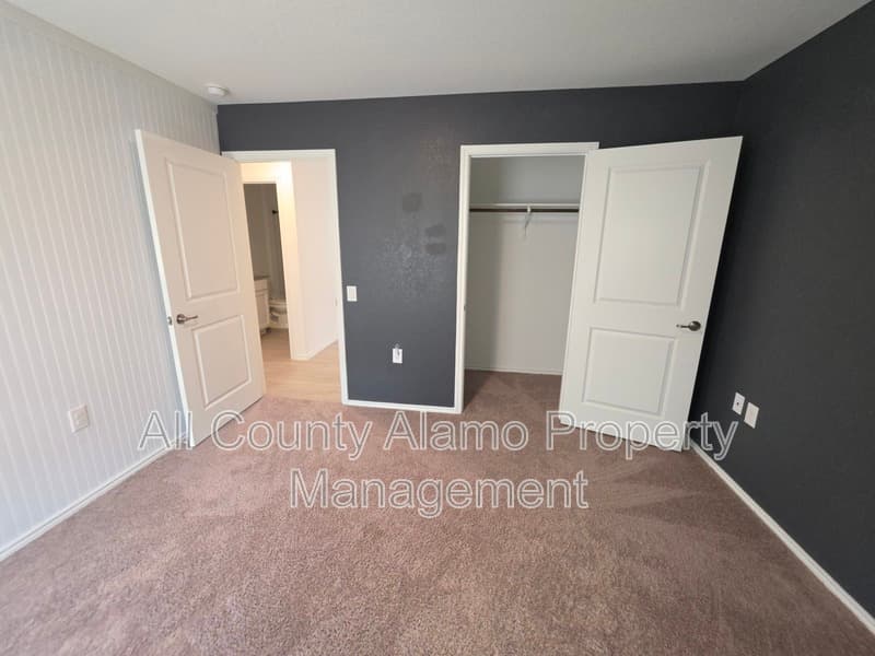 Von Ormy House: 5702 Repeating Wy