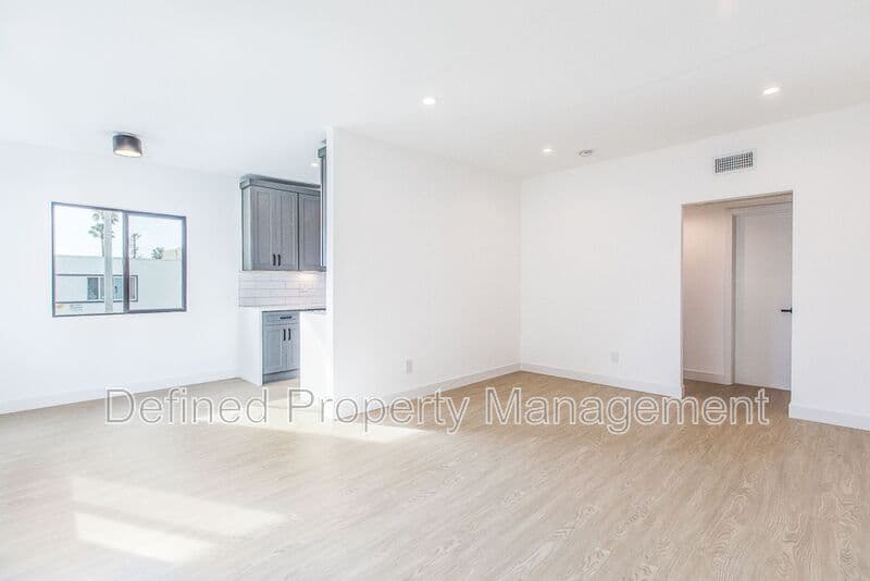 Los Angeles Condo: 6133 Eleanor Ave