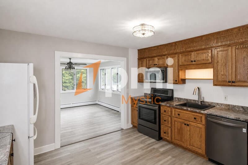 Mystic House: 90 Nantucket Dr