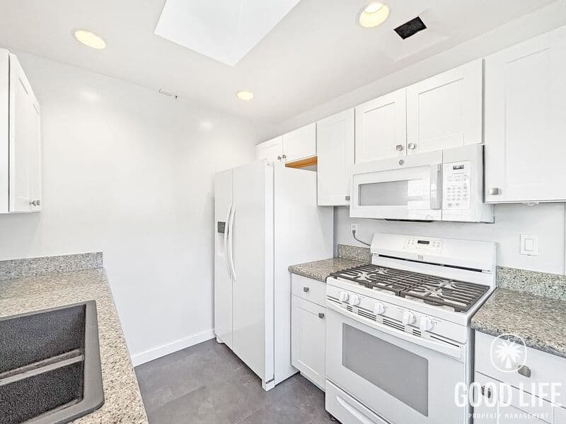San Diego House: 2235 Midvale Dr