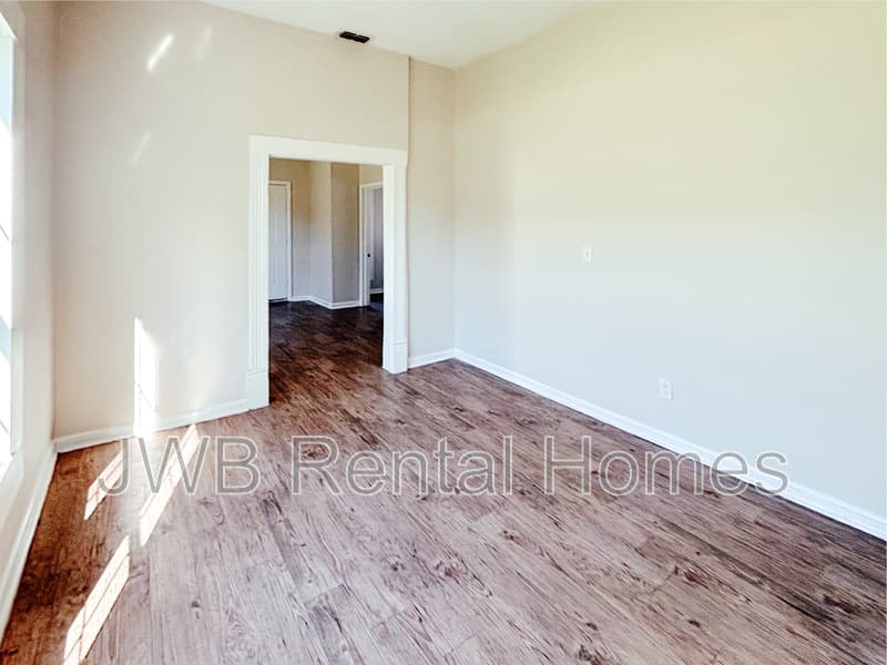 Jacksonville House: 291 Claude St