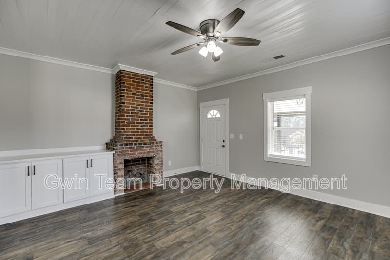 Buford House: 4615 S Lee Street