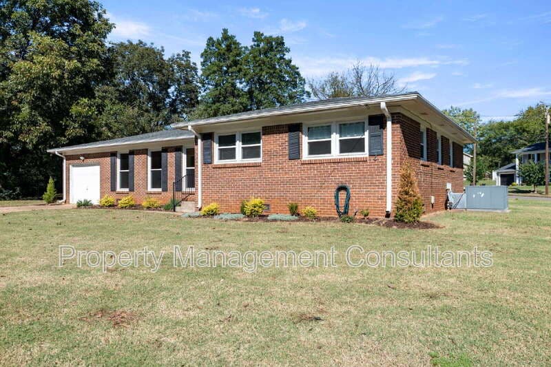 Huntsville House: 3200 West Helena Drive Northwest