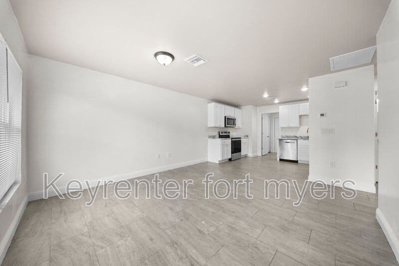 Fort Myers House: 2403 MAPLE AVE