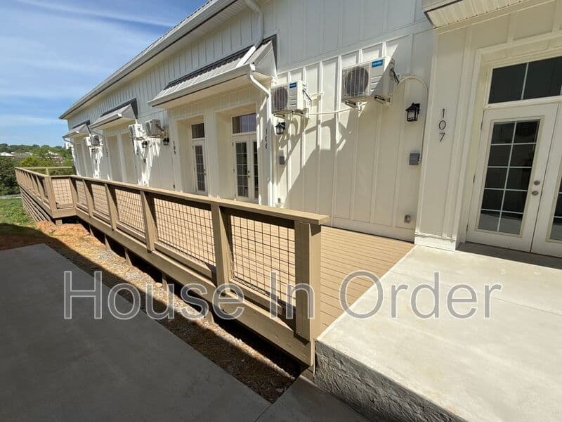 Rutherfordton House: 198 Cowan St