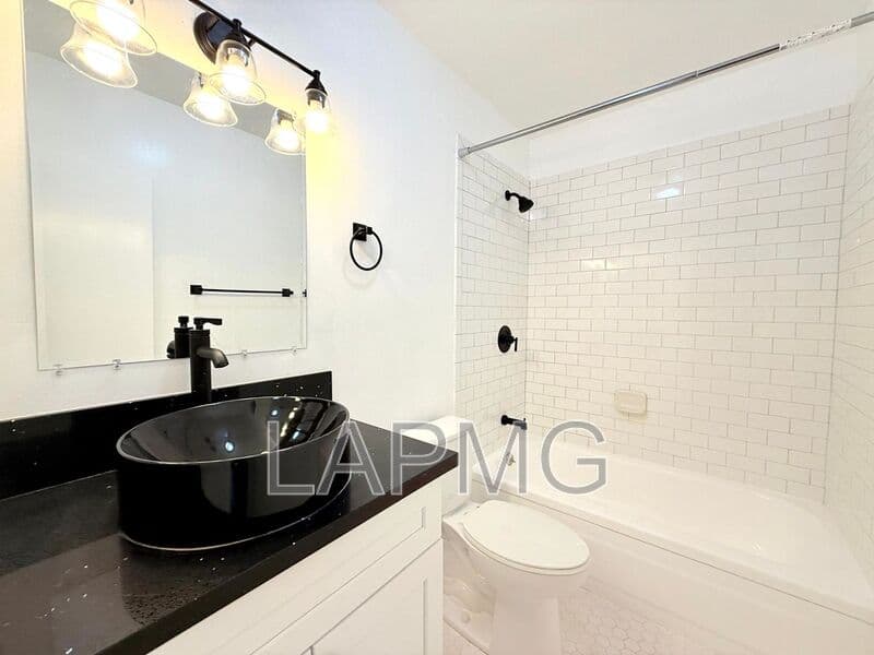 Los Angeles House: 1426 South Point View
