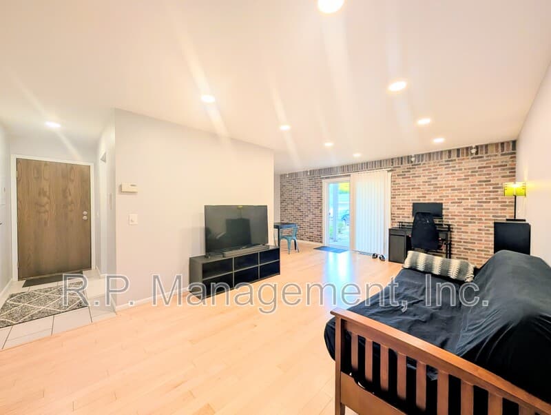 Woodbury Condo: 6317 Alderwood Bay