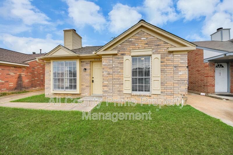 Houston House: 5546 Santrey Drive