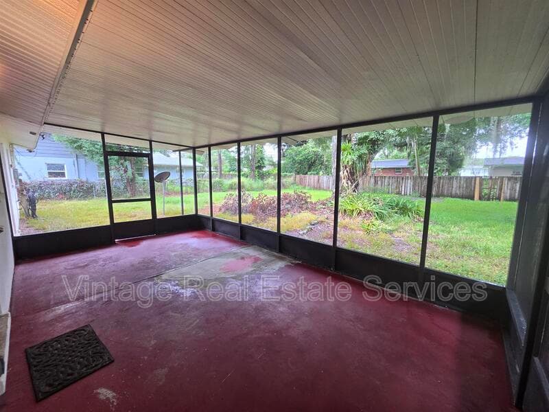 Lakeland House: 1028 Wildwood W