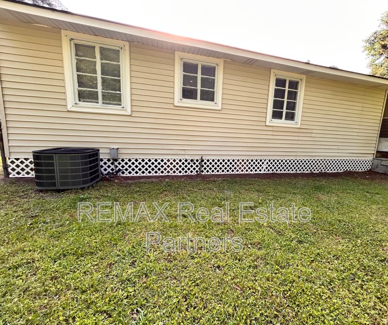 Petal House: 201 Rosewood Dr