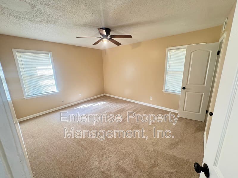 Memphis House: 3645 W Sutton Dr