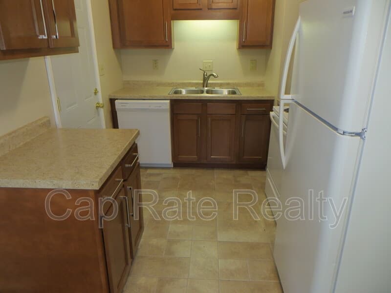 Columbus House: 469 S Waverly St