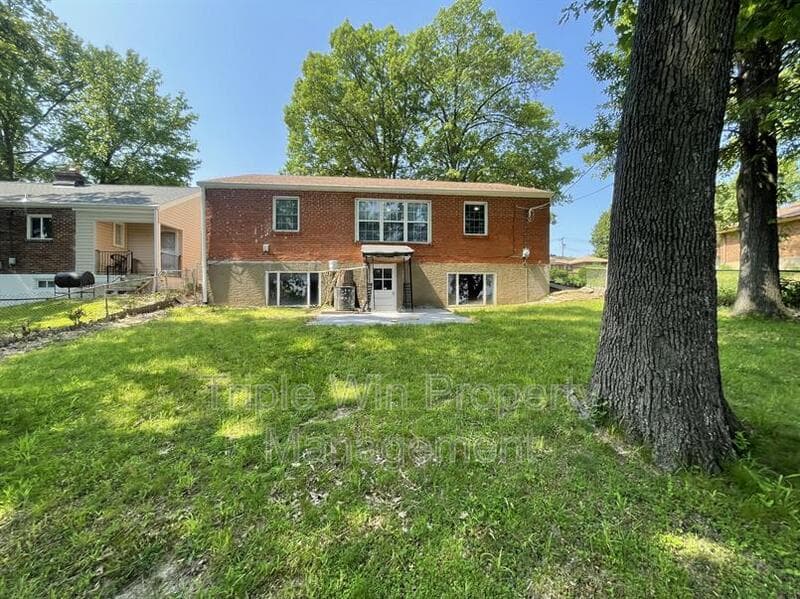 Saint Louis House: 7117 Forest Hill Dr