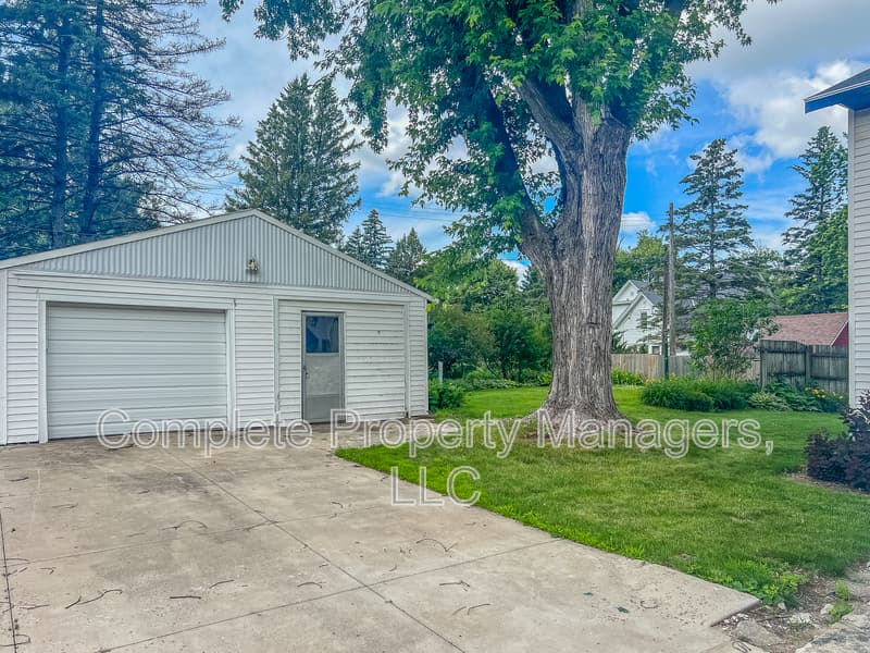 Owatonna House: 118 Franklin Avenue