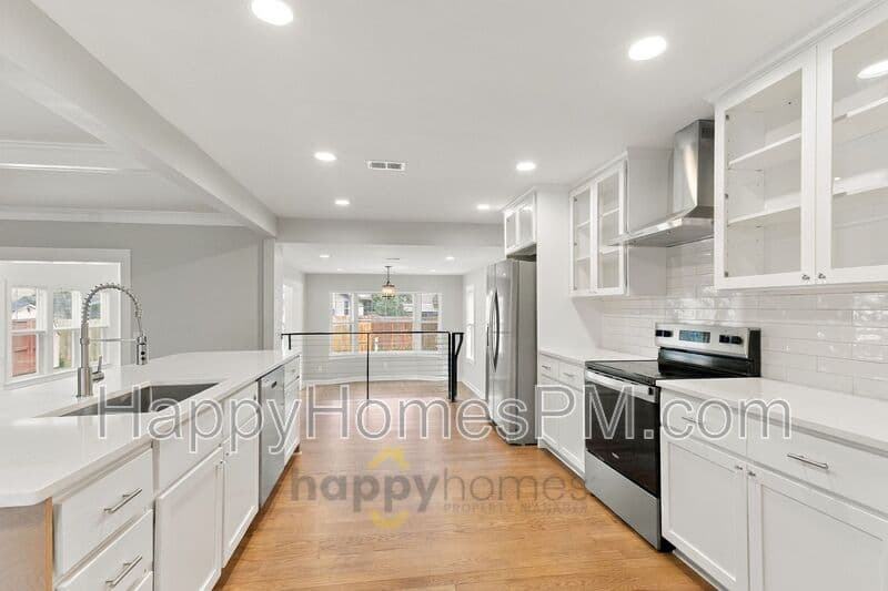 Summerville House: 111 Flicker Lane