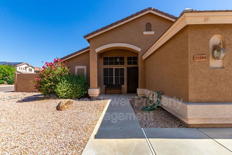 Glendale House: 21295 N 69th Ave