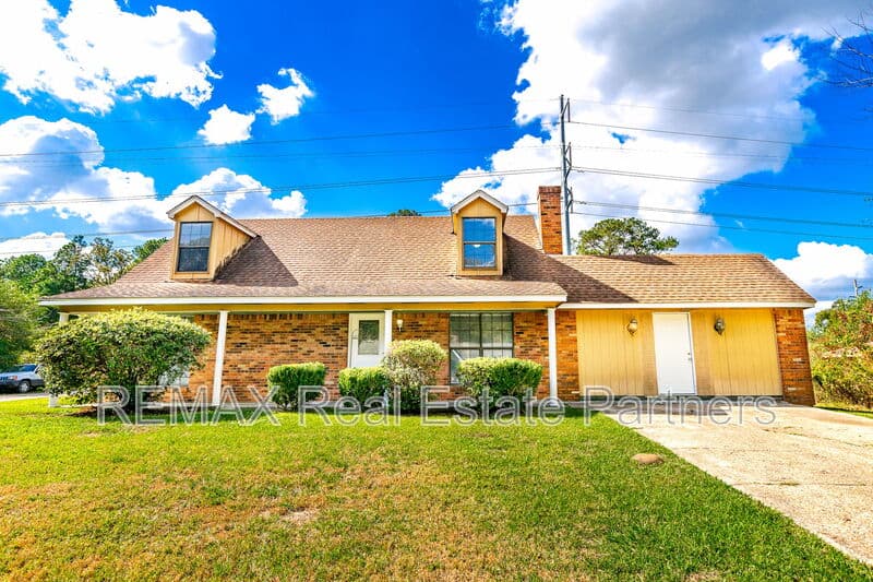 Hattiesburg House: 605 Hacienda Ave